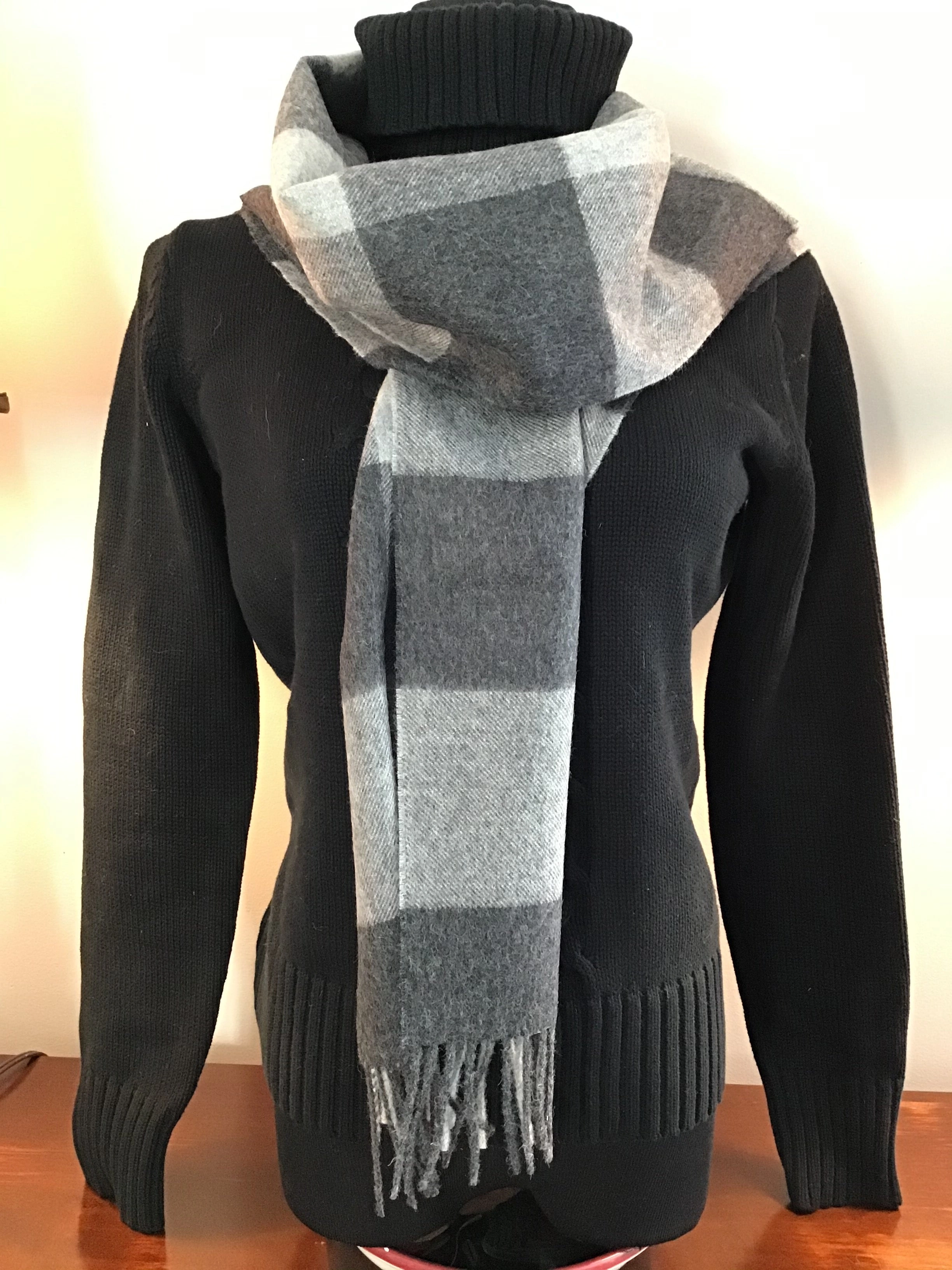 Cozy Cloud: Ultra-Soft Alpaca Scarf. Wrap Yourself in Pure Luxury.