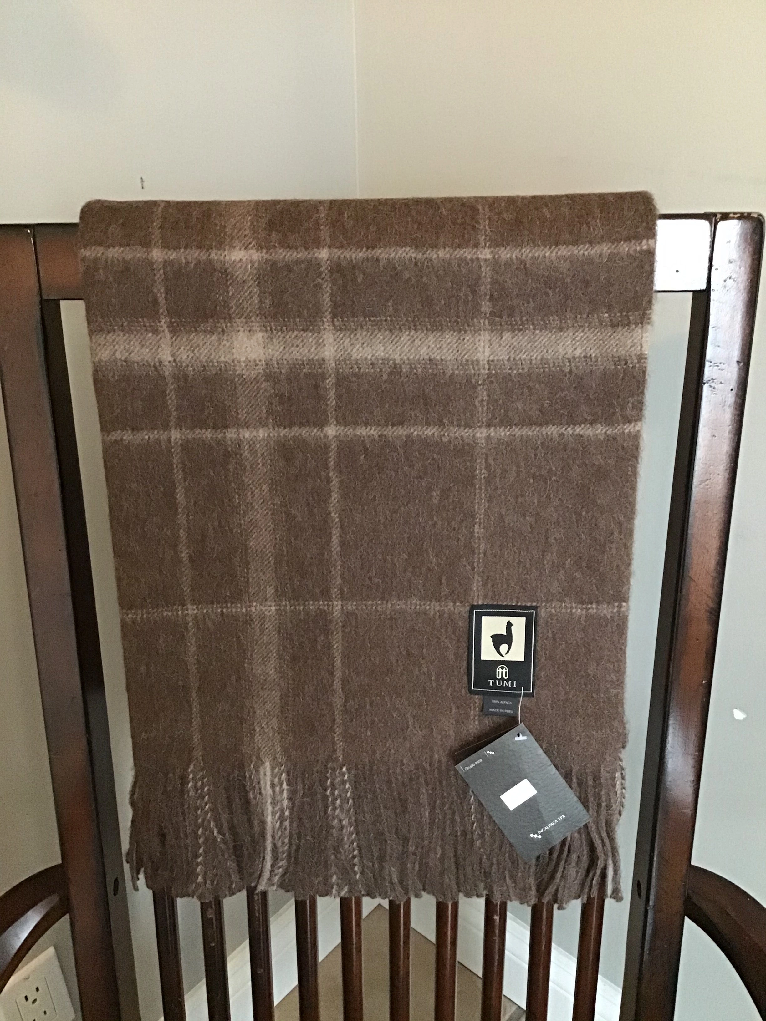Cozy Up: Luxurious Alpaca Throw for Ultimate Comfort & Warmth.