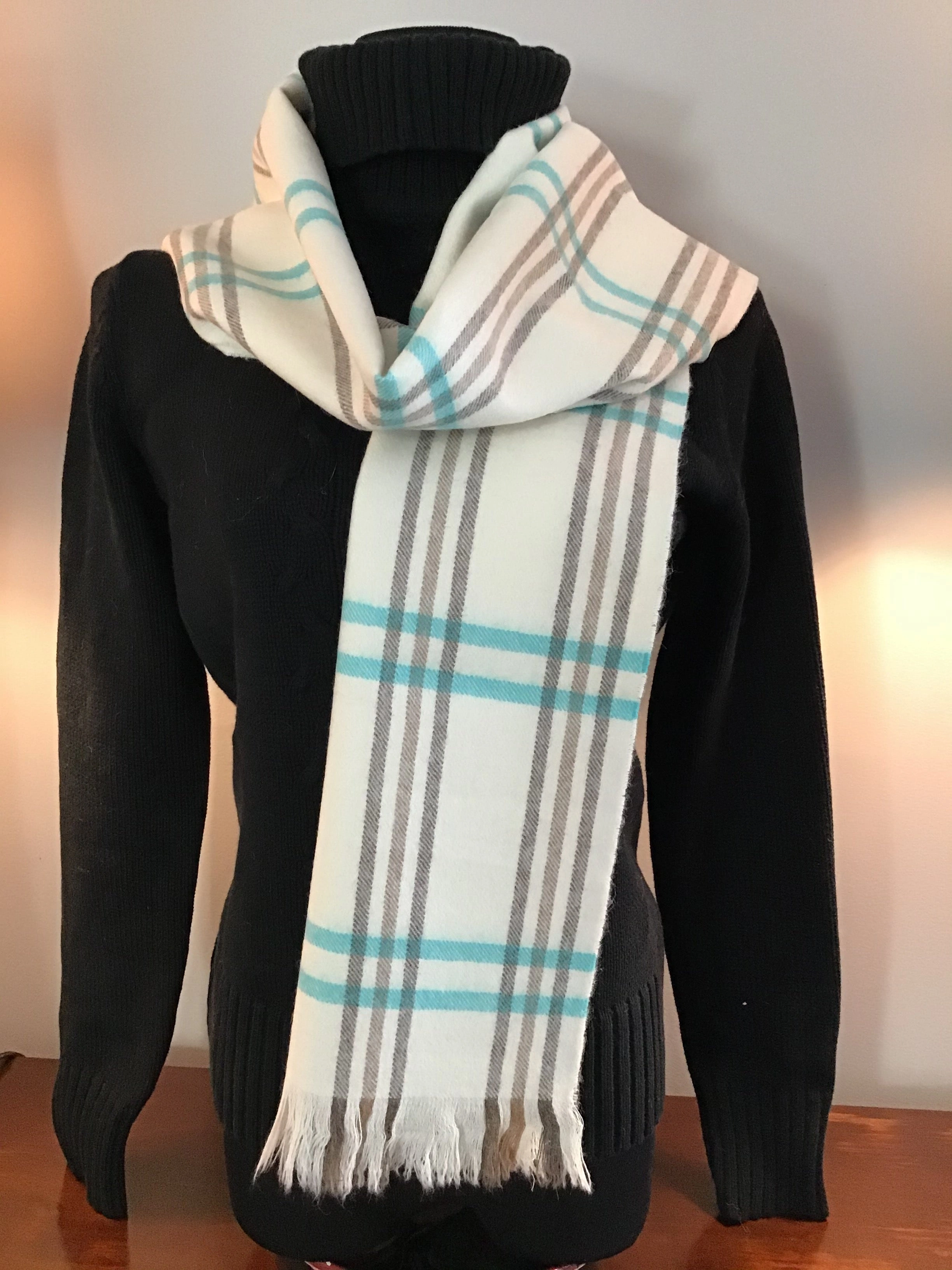 Cozy Chic Alpaca Scarf: Luxuriously Soft, Undeniably Stylish. Embrace the Warmth & Elegance.