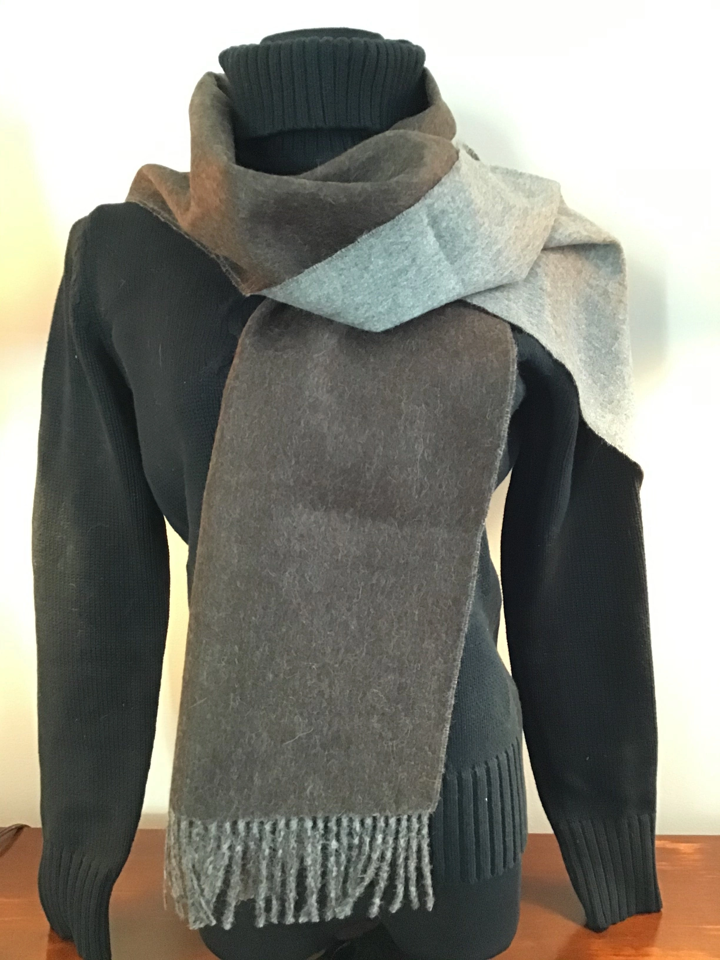 Cozy Luxe: Double-Faced Alpaca Scarf – Soft Warmth, Effortless Style.